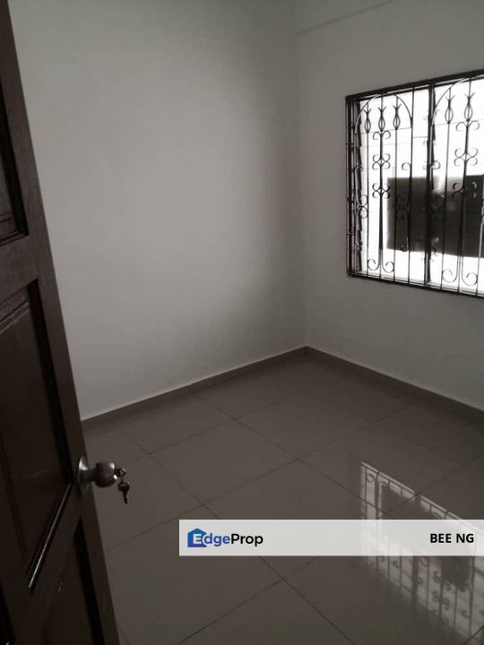 Taman Ungku Tun Aminah 1 storey terrace good condition nego , Johor, Skudai