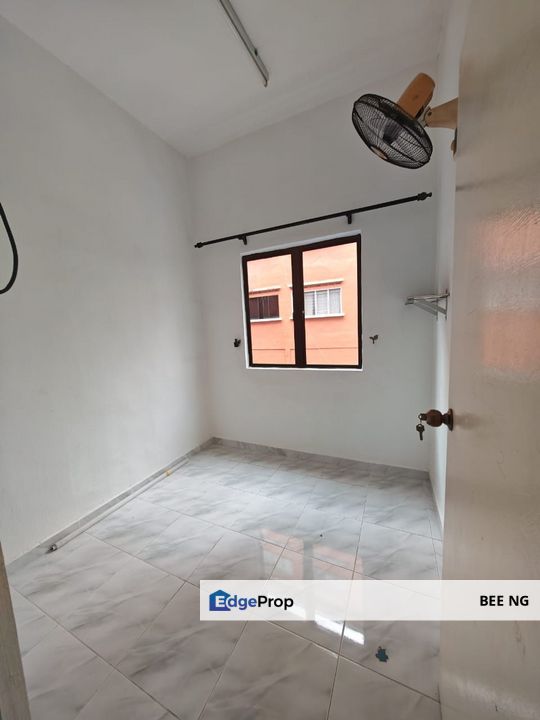 Pulai Utama Low Cost Flat 1st floor Fully Renoavted 4bedroom 2bathroom , Johor, Skudai