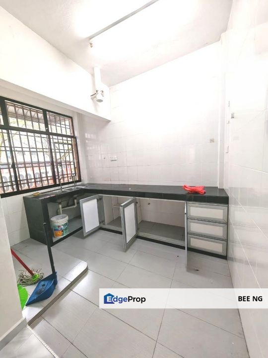 Pulai Utama Low Cost Flat 1st floor Fully Renoavted 4bedroom 2bathroom , Johor, Skudai