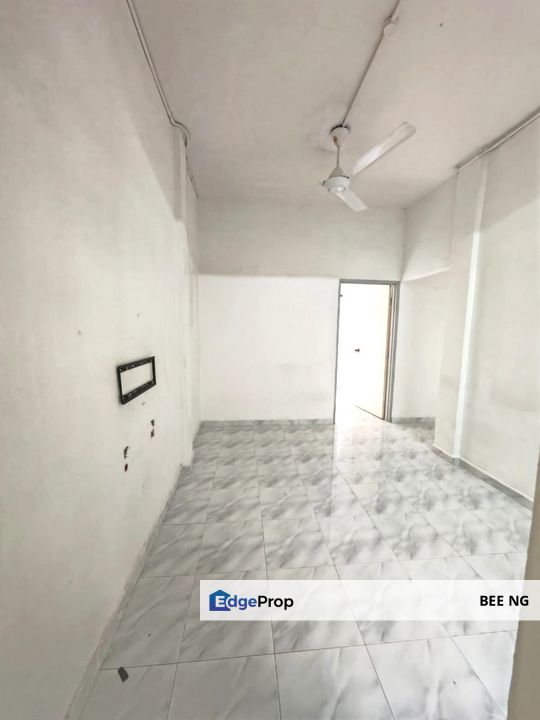 Pulai Utama Low Cost Flat 1st floor Fully Renoavted 4bedroom 2bathroom , Johor, Skudai
