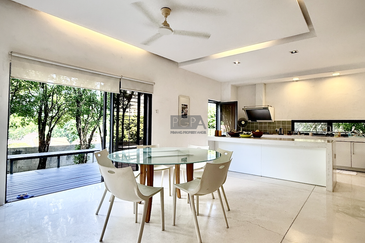 Elegant Move-In-Ready Bungalow on High Ground – Tanjung Bungah Hillside