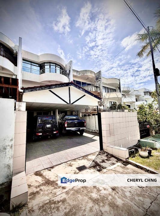 Three-Storey Terraced House on Changkat Ria in Mount Pleasure, Penang, Batu Ferringhi