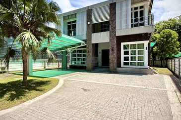 Charming Double-Storey Bungalow in Jesselton Heights.