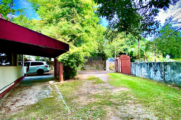 A CORNER Single-Storey Bungalow on Jalan Bunga Kaca Piring in Tanjung Bungah