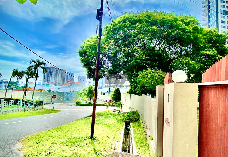 A CORNER Single-Storey Bungalow on Jalan Bunga Kaca Piring in Tanjung Bungah