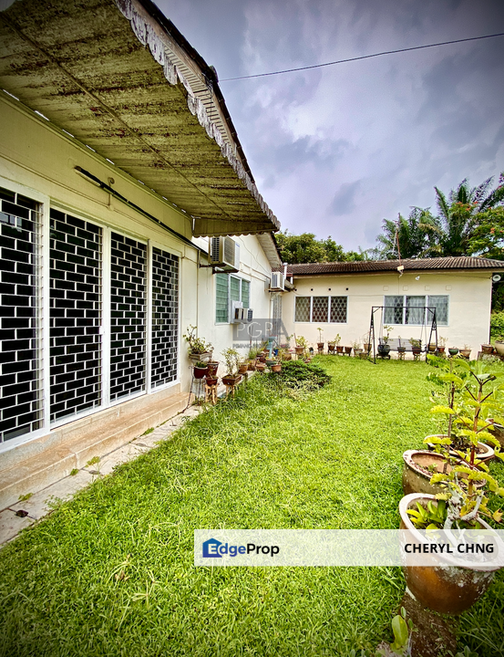 A Single-Storey Semi-Detached House in the Western Gardens, Penang, Pulau Tikus