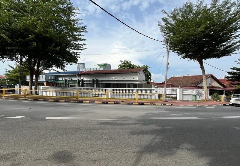 A Single-Storey Semi-D on Jalan Lembah Permai in Tanjung Bungah