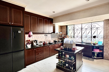 Silverton Condominium (Menara Perak)