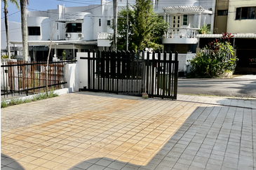 Three-Storey Terraced House on Cangkat Ria in Mount Pleasure