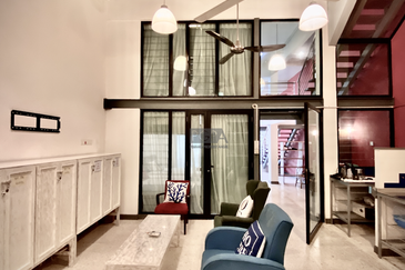 A Unique Boutique Townhouse / Commercial Shophouse in Batu Ferringhi.