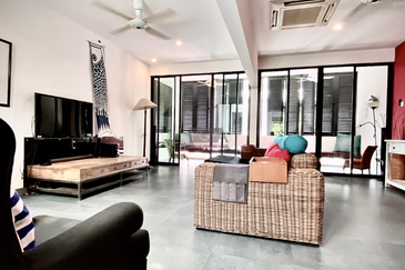 A Unique Boutique Townhouse / Commercial Shophouse in Batu Ferringhi.