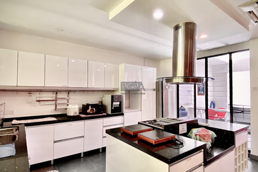 A Unique Boutique Townhouse / Commercial Shophouse in Batu Ferringhi.