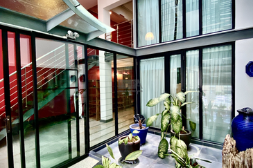 A Unique Boutique Townhouse / Commercial Shophouse in Batu Ferringhi.