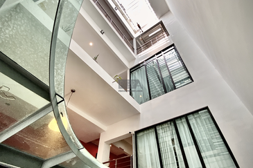 A Unique Boutique Townhouse / Commercial Shophouse in Batu Ferringhi.