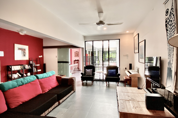 A Unique Boutique Townhouse / Commercial Shophouse in Batu Ferringhi.