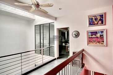 A Unique Boutique Townhouse / Commercial Shophouse in Batu Ferringhi.