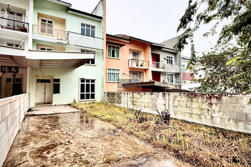 3-Storey Terraced House at Shamrock Beach Villas in Batu Ferringhi