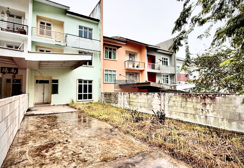 3-Storey Terraced House at Shamrock Beach Villas in Batu Ferringhi