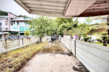 3-Storey Terraced House at Shamrock Beach Villas in Batu Ferringhi