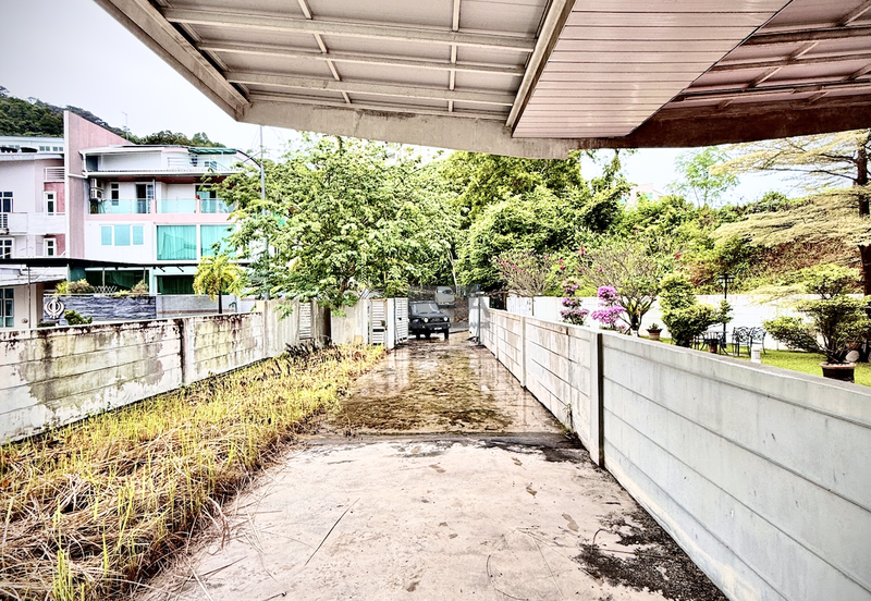 3-Storey Terraced House at Shamrock Beach Villas in Batu Ferringhi