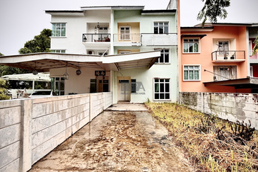 3-Storey Terraced House at Shamrock Beach Villas in Batu Ferringhi