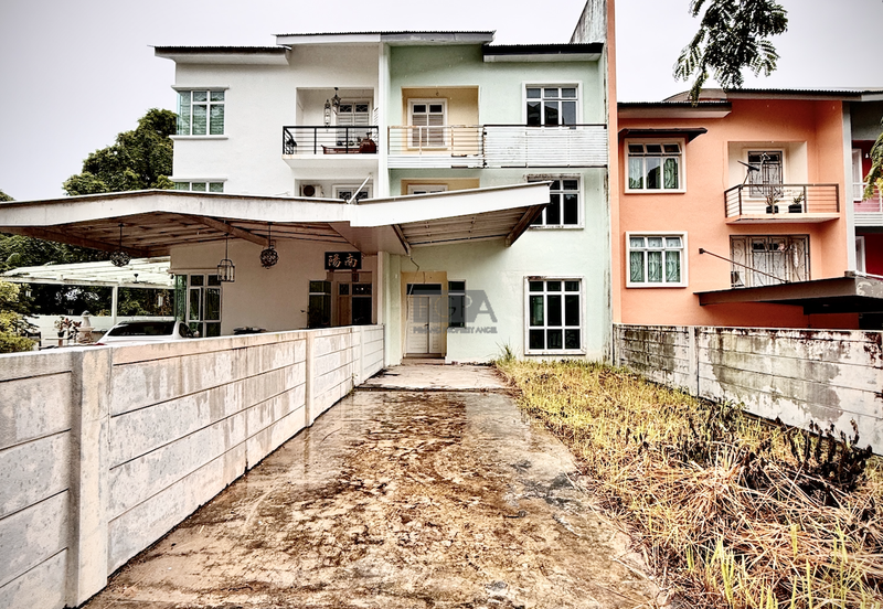 3-Storey Terraced House at Shamrock Beach Villas in Batu Ferringhi