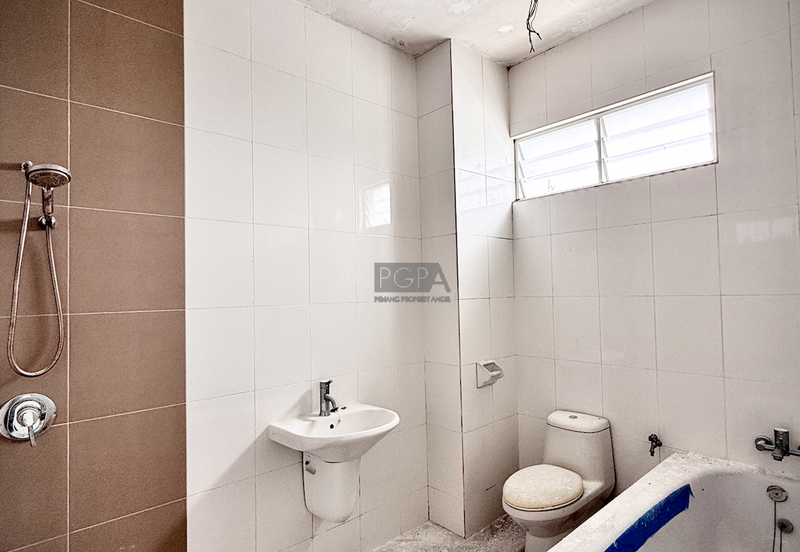 3-Storey Terraced House at Shamrock Beach Villas in Batu Ferringhi