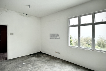 3-Storey Terraced House at Shamrock Beach Villas in Batu Ferringhi