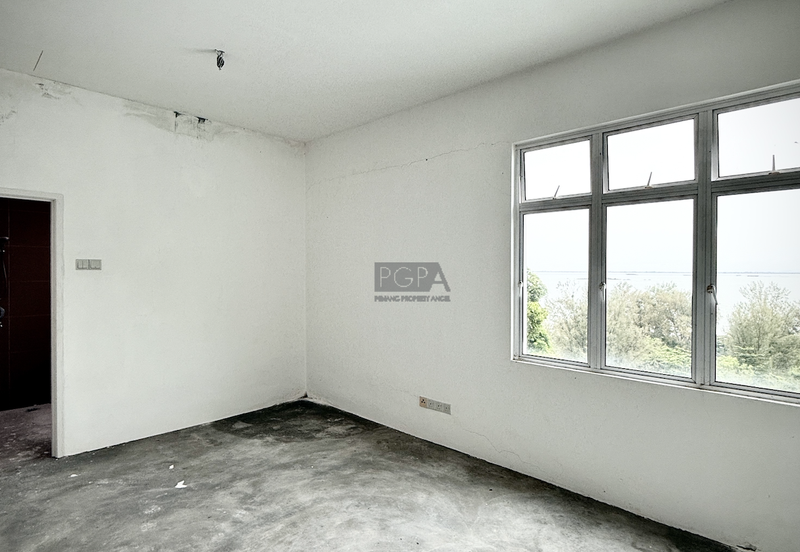 3-Storey Terraced House at Shamrock Beach Villas in Batu Ferringhi