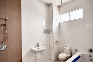 3-Storey Terraced House at Shamrock Beach Villas in Batu Ferringhi