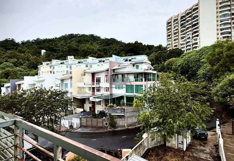 3-Storey Terraced House at Shamrock Beach Villas in Batu Ferringhi