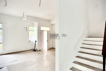 3-Storey Terraced House at Shamrock Beach Villas in Batu Ferringhi