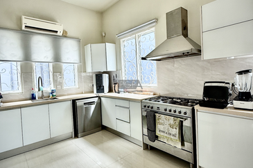 Charming Seaview Bungalow in Hilltop Villas, Batu Ferringhi.