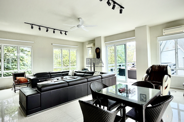 Charming Seaview Bungalow in Hilltop Villas, Batu Ferringhi.