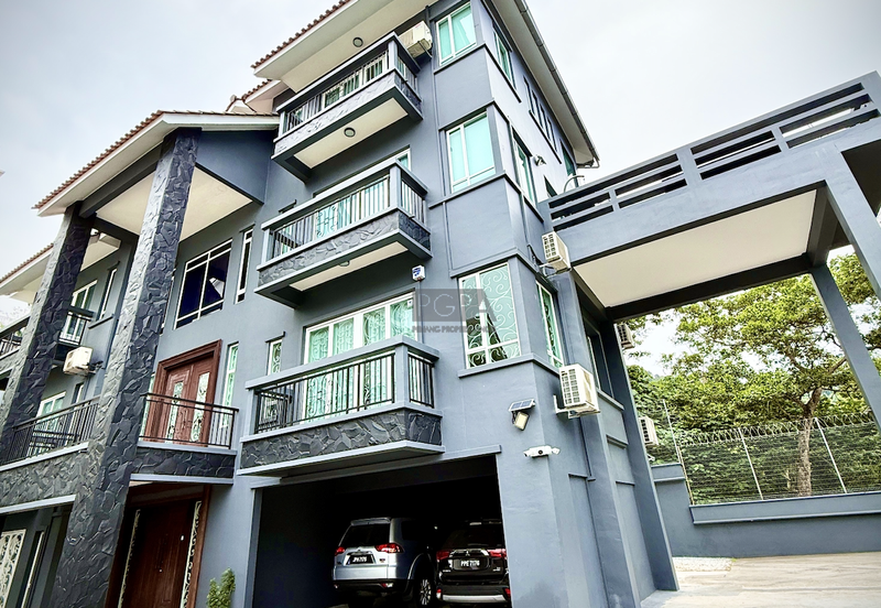 Charming Seaview Bungalow in Hilltop Villas, Batu Ferringhi.