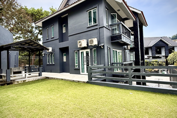 Charming Seaview Bungalow in Hilltop Villas, Batu Ferringhi.