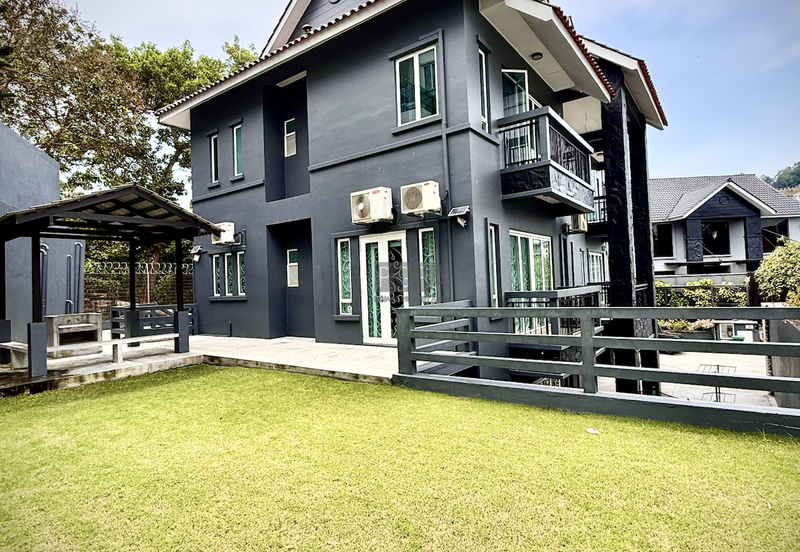 Charming Seaview Bungalow in Hilltop Villas, Batu Ferringhi.