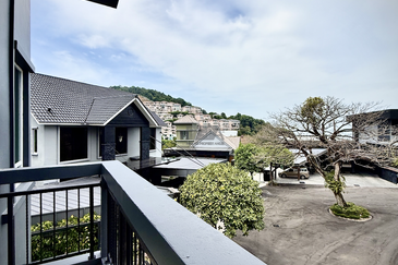 Charming Seaview Bungalow in Hilltop Villas, Batu Ferringhi.