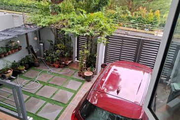 Elegant 3-Storey Terraced House at Shamrock Beach Villas, Batu Ferringhi