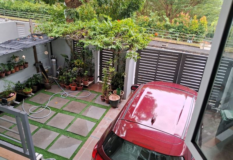 Elegant 3-Storey Terraced House at Shamrock Beach Villas, Batu Ferringhi