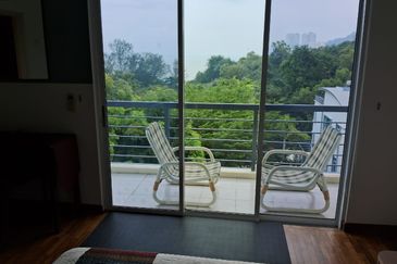 Elegant 3-Storey Terraced House at Shamrock Beach Villas, Batu Ferringhi