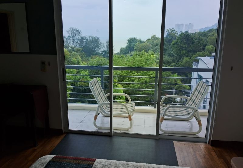 Elegant 3-Storey Terraced House at Shamrock Beach Villas, Batu Ferringhi