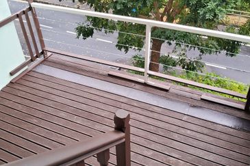 Elegant 3-Storey Terraced House at Shamrock Beach Villas, Batu Ferringhi