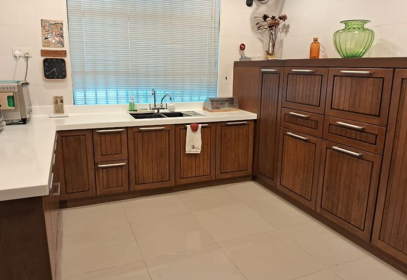 Elegant 3-Storey Terraced House at Shamrock Beach Villas, Batu Ferringhi