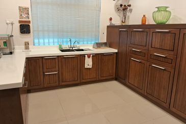 Elegant 3-Storey Terraced House at Shamrock Beach Villas, Batu Ferringhi