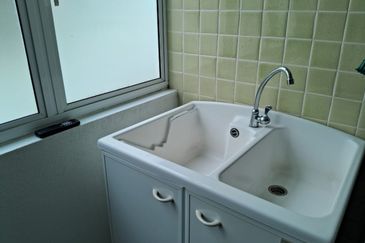 Elegant 3-Storey Terraced House at Shamrock Beach Villas, Batu Ferringhi