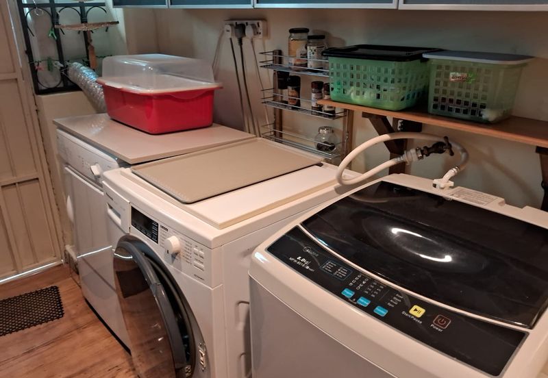 Elegant 3-Storey Terraced House at Shamrock Beach Villas, Batu Ferringhi