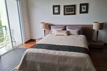 Elegant 3-Storey Terraced House at Shamrock Beach Villas, Batu Ferringhi