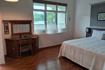 Elegant 3-Storey Terraced House at Shamrock Beach Villas, Batu Ferringhi