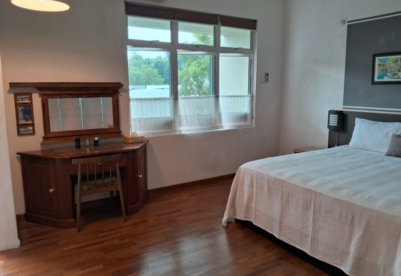 Elegant 3-Storey Terraced House at Shamrock Beach Villas, Batu Ferringhi